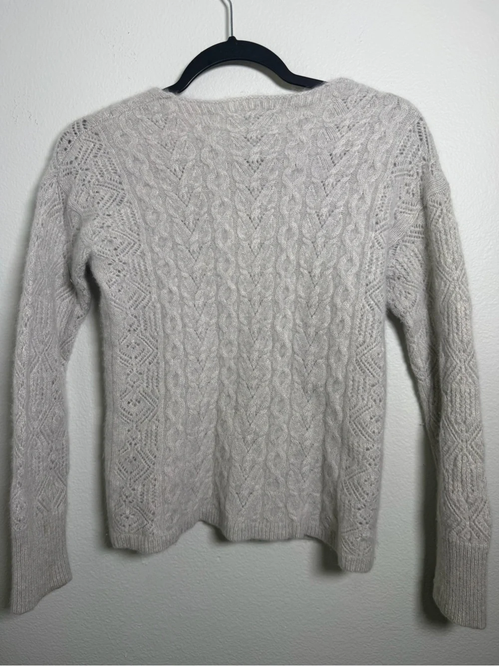 Bloomingdale's 2-Ply 100 % Cashmere Light Grey Cable-Knit V-Neck Sweater Size M